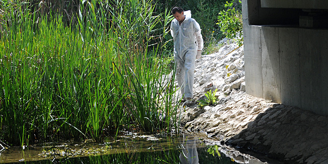 Duga Resa, 240714.Danas oko 13 sati, u blizini mosta na obali rijeke Mreznice u mjestu Belavici, pronadjen je les nepoznate muske osobe.Policijski ocevid je u tijeku. Foto: Robert Fajt / CROPIX 