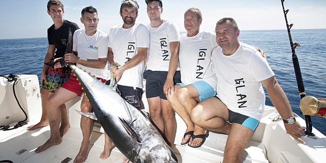 Komiza, Vis, 240714.Prvi dan natjecanja cetvrtog po redu kvalifikacijskog Big Game Fishing Komiza 2014 za Svjetsko prvenstvo i po prvi puta drzavnog prvenstva u Big Game Fishingu.Na fotografiji: Posada Iglana sa tunom  od  76 kg.Foto: Bozidar Vukicevic / CROPIX