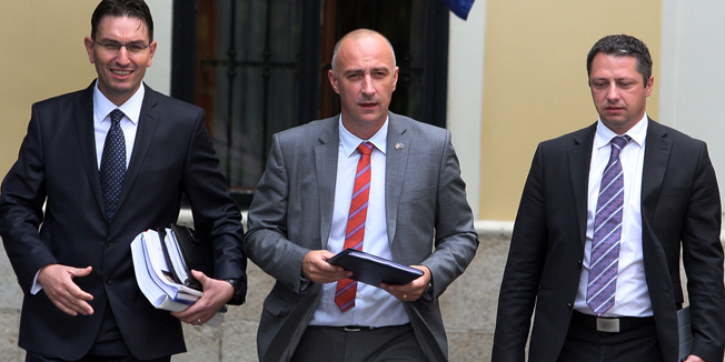 Zagreb, 250714.Drzavna rezidencija, Visoka ulica.Danas se odrzava 5. krug pregovora Vlade Republike Hrvatske i MOL-a o medjusobnim odnosima u INI u kojima Vlada i MOL pokusavaju rijesiti prijepore vezane uz upravljacka prava i druga pitanja u INI.?Na fotografiji: ministar gospodarstva Ivan Vrdoljak i njegov zamjenik Alen Leveric.Foto: Davor Pongracic / CROPIX