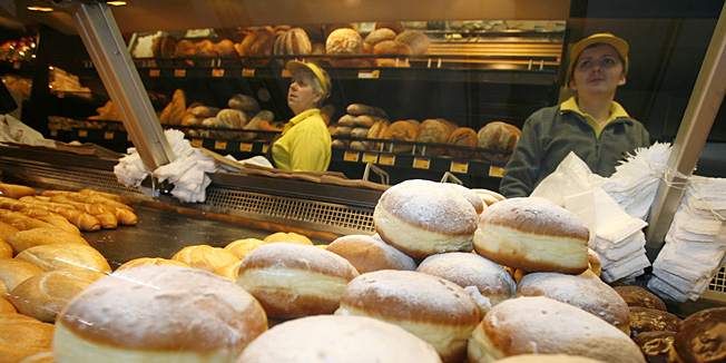 Zagreb. 210212.Na Fasnik pekare i trgovine u Zagrebu imaju veliku ponudu krafni po akcijskim cijenama i to od 2-3 kn po komadu.Na fotorafiji: ponuda krafni u pekari Dubravica.Foto: Damjan Tadic / CROPIX