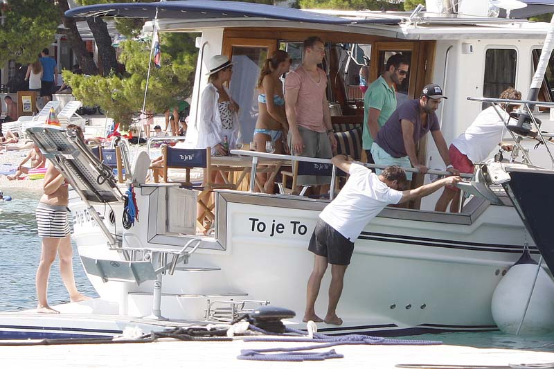 Brela, 250714.Manuel Neuer, golman nogometnog prvaka Njemacke i najbolji vratar svijeta provodi odmor u mjestu Brela kod Makarske. U popodnevnim satima se s drustvom ukrcao na brod te su se uputili u pravcu dalmatinskih otoka.Na fotografiji: Manuel Neuer u Brelima.Foto: Ivo Ravlic / CROPIX