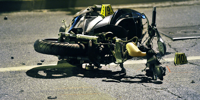 Zagreb, 070913. U vecernjim satima u Oporoveckoj ulici u Dubravi dogodila se prometna nesreca u kojoj su sudjelovali motociklist i vozac osobnog automobila.Na fotografiji: policijski ocevid na mjestu nesrece.Foto: Boris Kovacev / CROPIX