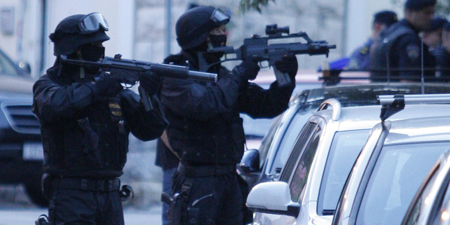 Split, 280613.U Washingtonovoj ulici u cetvrtak popodne, Bogdan P. ispalio je nekoliko hitaca iz vatrenog oruzja pa se zakljucao u kucu. Citava ulica je bila blokirana, a pregovori s policijom trajali su do 5 sati ujutro kada su se ponovno culi pucnji i tada je policija nasilno usla u stan i uhitila Bogdana.Foto: Duje Klaric / CROPIX