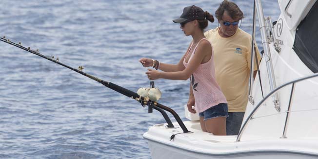 Komiza, 260714. Zadnji dan natjecanja cetvrtog po redu kvalifikacijskog Big Game Fishing Komiza 2014 za svjetsko prvenstvo u Big Game Fishingu ujedno i prvog drzavnog prvenstva u Big Game Fishingu.Na fotografiji: Miss turizma Jelena Katarina Kapa na brodu Limini.Foto: Bozidar Vukicevic / CROPIX