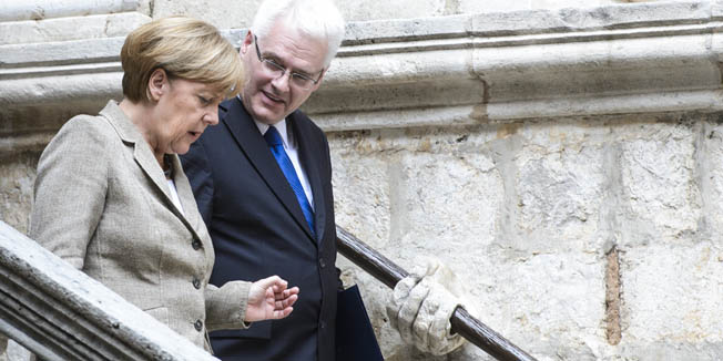 Dubrovnik, 150714.Godisnji sastanak Brdo-Brijuni procesa u Dubrovniku koji okuplja predsjednike osam zemalja iz regije jugoistocne Europe. Na sastanku sudjeluje njemacka kancelarka Angela Merkel. Na fotografiji: predsjednik RH Ivo Josipovic i njemacka kancelarka Angela Merkel na stepenicama Knezevog dvora u Dubrovniku.Foto: Tom Dubravec / CROPIX