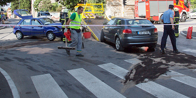 Pula, 270714.Danas oko 16 sati na pulskoj Verudi dogodila se teska prometna nesreca u kojoj je jedna osoba tesko ozlijedjena. Prema pricanjima ocevidaca, do nesrece je doslo zbog greske u radu semafora.   Na fotografiji: prizor na mjestu nesrece.Foto: Danijela Peracic / CROPIX
