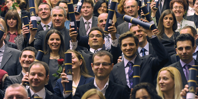 Split, 280314.U amfiteatru Medicinskog fakulteta danas je svecano promovirano 110 doktora znanosti sa svih splitskih fakulteta.Svecanosti je nazocio i ministar znanosti i obrazovanja Zeljko Jovanovic.Na fotografiji: novi doktori.Foto: Nikola Vilic / CROPIX