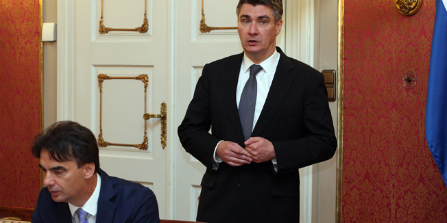 Zagreb, 300714.Vlada.Sjednica Vlade Republike Hrvatske. Na dnevnom je redu medju ostalim izvjesce o provedbi mjera obrane od poplava i sanacije terena u Vukovarsko-srijemskoj zupaniji, prijedlog trecega nacionalnog akcijskog plana energetske ucinkovitosti od 2014. do 2016.Na fotografiji: Branko Grcic i Zoran Milanovic.Foto: Davor Pongracic / CROPIX