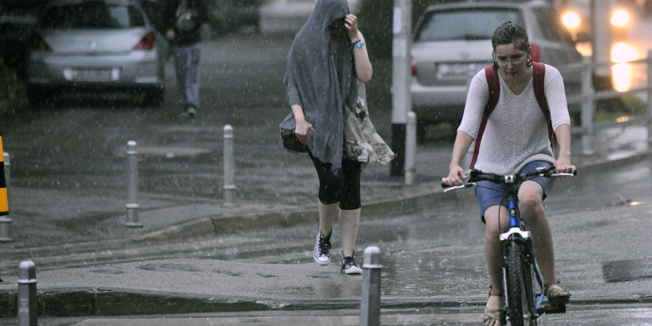Zagreb,120614.U popodnevnim satima grad je pogodilo jako nevijeme s kisom i jakim vjetrom.Foto: Srdjan Vrancic / CROPIX