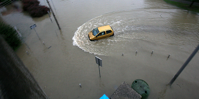 Zagreb, 300714.Avenija Dubrava.Ciklona Melisa zahvatila je unutrasnjost Hrvatske i donijela grmljavinsko nevrijeme s obilnim padalinama. U Zagrebu su poplave donijele kako materijalnu stetu zbog poplavljenih prostora tako i velike probleme u prometu.Na fotografiji: poplavljena cesta na uglu Grizanjske i Hrvatskog proljeca.Foto: Goran Mehkek / CROPIX