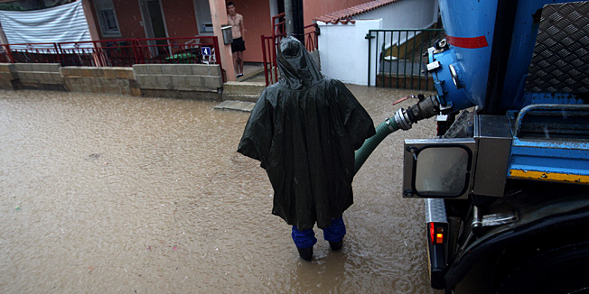 Zadar, 300714.Nema kraja mukama Zadrana s vremenskim nepogodama. Ciklona Melisa, jako grmljavinsko nevrijeme koje je zapocelo oko 8.45 sati i trajalo nepunih sat vremena potopilo je zadarske ulice. Na teren su izasli i djelatnici Odvodnje. Foto: Jure Miskovic / CROPIX