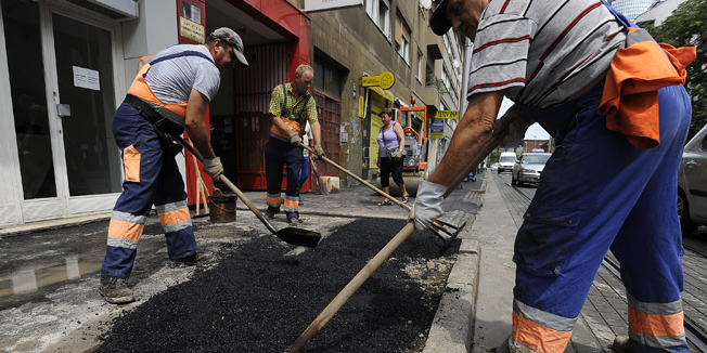 Zagreb, 290714.Tratinska.Ponovno kopanje i krpanje nogustupa u Tratinskoj ulici nakon radova koji su zavrsili u cetvrtak.Na fotografiji: radovi na novoasfaltiranom nogostupu.Foto: Damir Krajac / CROPIX