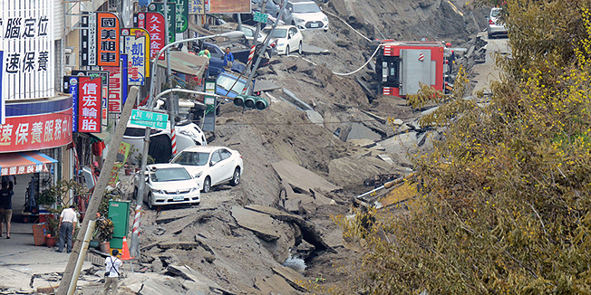 A general view shows the damaged road after the gas explosions in southern kaohsiung on August 1, 2014.  A series of powerful gas blasts killed at least 24 people and injured up to 271 in the southern Taiwanese city of Kaohsiung, overturning cars and ripping up roads, officials said.  AFP PHOTO / SAM YEH