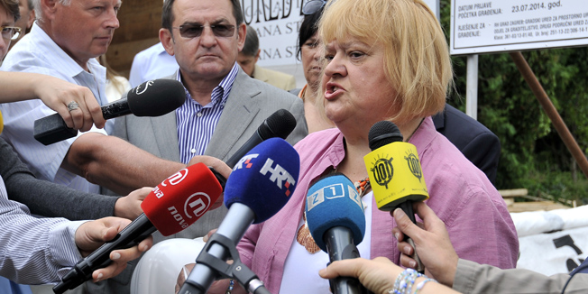 Zagreb, 010814.Zaprudje, Sajmiste. Ministrica graditeljstva i prostornoga uredjenja Anka Mrak Taritas je sa zamjenikom Zeljkom Uhlirom i direktorom Agencije za pravni promet i posredovanje nekretninama Slavkom Cukeljom polozila kamen temeljac za POS-ove zgrade koje ce se graditi u Zagrebu na lokaciji Zaprudje.Foto: Bruno Konjevic / CROPIX