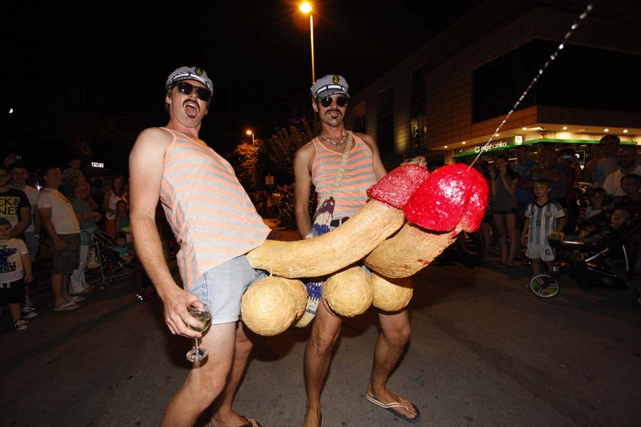 Maskarska, 020814.Tradicionalni veliki ljetni karneval u Makarskoj je okupio oko 500 sudionika u 20-ak maskaranih grupa koji su u povorci, na radost brojnih turista, prosli gradskom rivom do Kacicevog trga gdje se zabava nastavila do kasnih nocnih sati.Foto: Ivo Ravlic / CROPIX