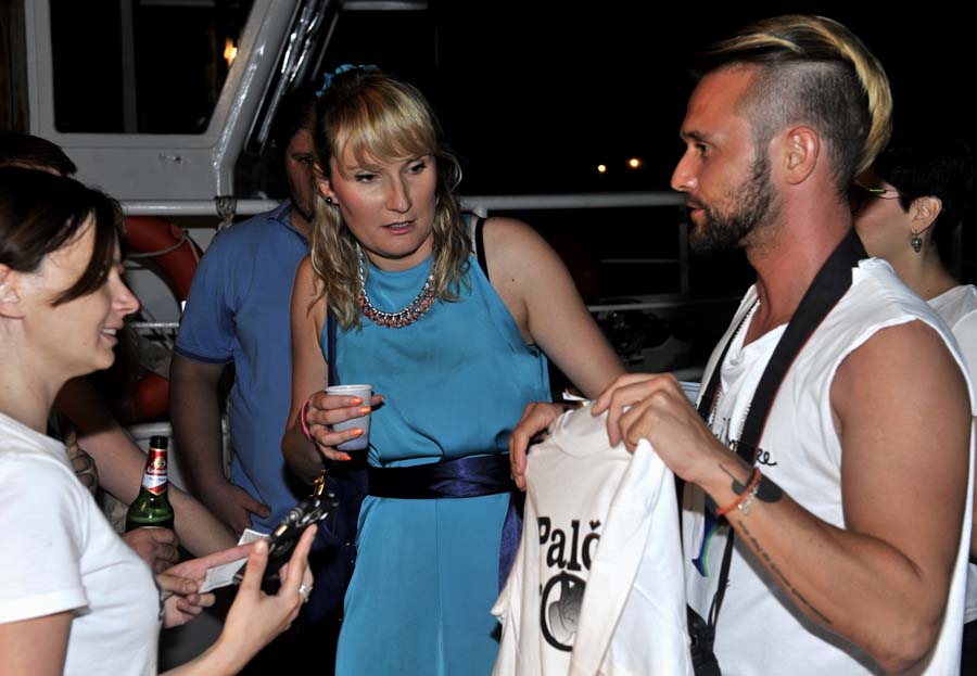 Komiza, 020814.Ribarska noc u Komizi. Najposjeceni stand bio je moto kluba Garbin koji su ispekli 130 kg srdela i podjelili gostima. Na taj su nacin pokusali evocirati uspomene na prosla vremena kada su ribari i vinari visak svojih proizvoda dijelili sugradjanima. Ribarska noc prekinuta je vatrometom te nastavljena do jutarnjih sati uz bend na rivi. Na fotografiji: Luka Nizetic na humanitarnom standu Palcic gore.Foto: Leonardo Vrancic / CROPIX 