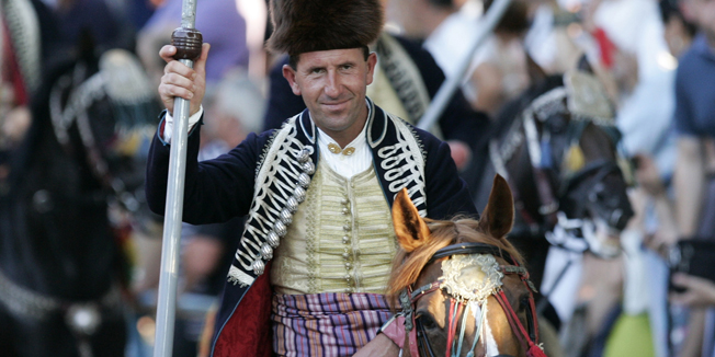 Split, 030814Danas je u Sinju odrzana 299. Sinjska alka. Ovim viteskim nadmetanjem u kojem sudjeluju alkari kopljanici obiljezava se pobjeda nad Turcima 1715. godine.Na fotografiji: Slavodobitnik Denis Gugic.Foto: Jakov Prkic / CROPIX