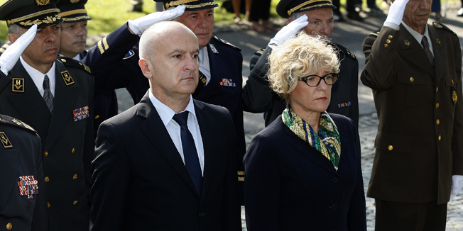 Zagreb, 040814.Povodom Dana pobjede i domovinske zahvalnosti i Dana hrvatskih branitelja, visoka drzavna izaslanstva polozila su  vijence na Gradskom groblju Mirogoju.Na fotografiji: Predrag Matic i Gordana Sobol.Foto: Ranko Suvar / CROPIX