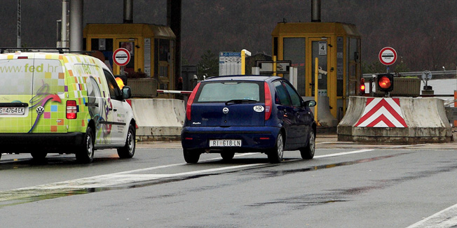 Rijeka, 020214.Zbog urusenog dalekovoda zatvoren je ulaz Kikovica na autocestu Rijeka - Zagreb. Iako vozaci imaju mogucnost da voze prema Zagrebu starom cestom, mnogi su odlucili sacekati do otvaranja autoceste kako bi izbjegli otezane vremenske uvjete u Gorskom kotru.Foto: Davor Zunic / CROPIX