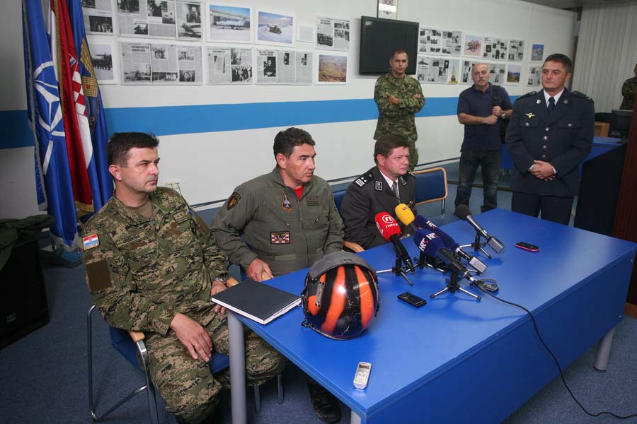 Velika Gorica, 050814. Vojni aerodrom Pleso.Press konferencija pilota Stanka Hrzenjaka koji je upravljao borbenim zraklopovom MIG 21koji je pao na podrucju Donje Lomnice u blizini Velike Gorice. Na fotografiji: pilot Stanko Hrzenjak i zapovjednik Hrvatskog ratnog zrakoplovstva i i protuzracne obrane general Drazen Scuri. Foto: Goran Mehkek / CROPIX