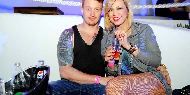 Novalja, 060814. Beat The Heat festival u Aquariusu. Uz ritmove glazbenog  Fedde Le Granda, Firebeatza te Gregorija Klosmana zabavljali su se hrvatski glumci Ivo Perkusic, Ana Gruica, pjevacica Zanamari Lalic sa svojim suprugom Marijem Pericicem. Na fotografiji: Zanamari Lalic sa svojim suprugom Marijem Pericicem.Foto: Goran Telak / CROPIX