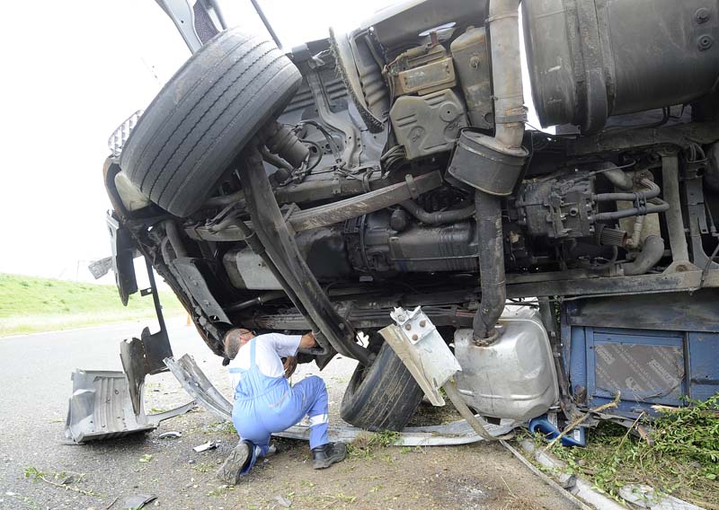 Zagreb, 060814.Jadranska Avenija, Cvor Lucko u smjeru naplatnih kucica Lucko.Zbog prevrtanja kamiona natovarenog metalnom gradjom koji se preprijecio na prometnici, zaustavljen je promet u smjeru naplatnih kucica Lucko .Na fotografiji: uklanjanje prevrnutog vozila.Foto: Damir Krajac / CROPIX