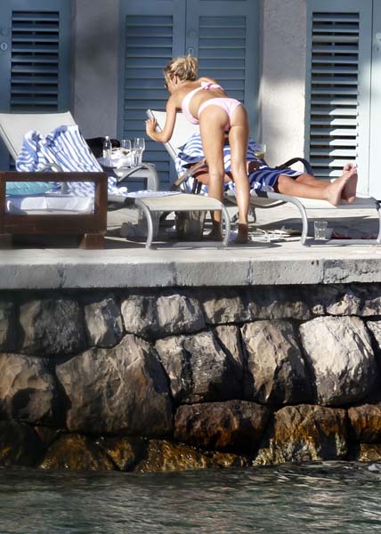 Hvar, 060814.Zagrebacka pjevacica Maja Suput uziva u drustvu na plazi Bonj .Foto: Damjan Tadic / CROPIX