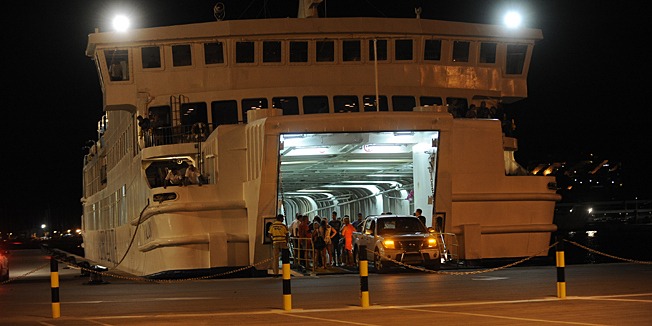 Split, 060814.Trajekt Valun koji je u 21.15 krenuo na Soltu vratio se u Split nakon sto se bio potpuno priblizio Rogacu na Solti  zbog dvoje njemackih turista koji su mislili da trajekt ide na Brac.Putnici su ogorceni na kapetana zvali policiju.Oko 22.40 brod je krenuo put Solte.Na fotografiji: Valun sa putnicima za Soltu cekaju isplovljavanjeFoto: Nikola Vilic  / CROPIX