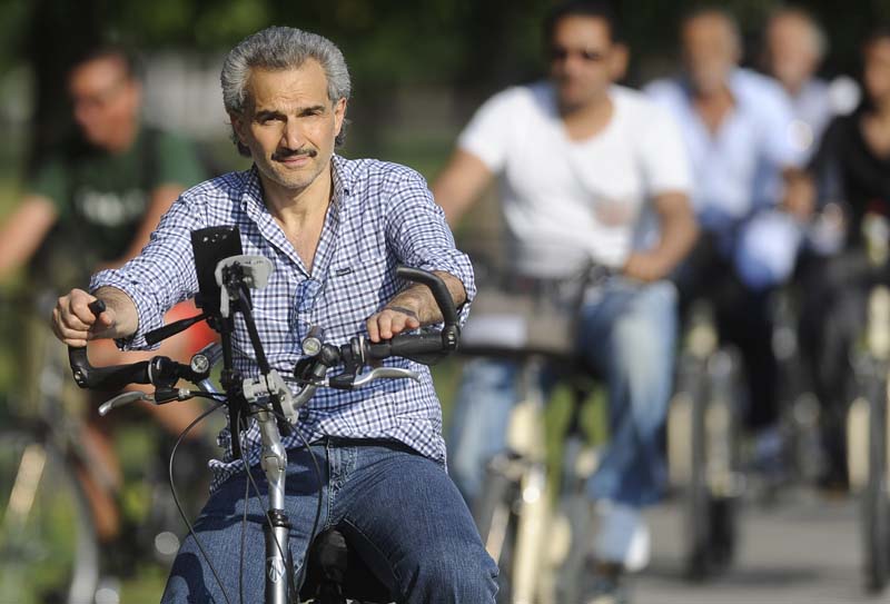 Zagreb, 070814.Rekreacijski centar Jarun.Saudijski princ Al Waleed bin Talal popodne proveo u voznji bicikla oko Jarunskog jezera.Na fotografiji: princ Al Waleed bin Talal vozi bicikl na Jarunu.Foto: Damir Krajac / CROPIX