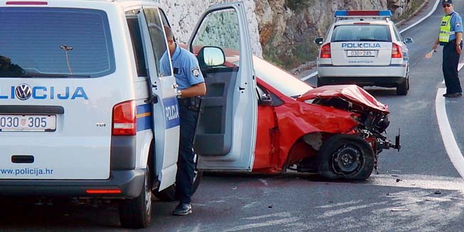 Dubrovnik, 060714.Jutros oko 6 i 50 sudarila su se dva osobna automobila na ulazu u grad iz smjera Zupe. U prometnoj nesreci dvije osobe su ozlijedjene, prevezene su u dubrovacku Opcu bolnicu. Na fotografiji: policijski ocevid.Foto: Zeljko Tutnjevic / CROPIX