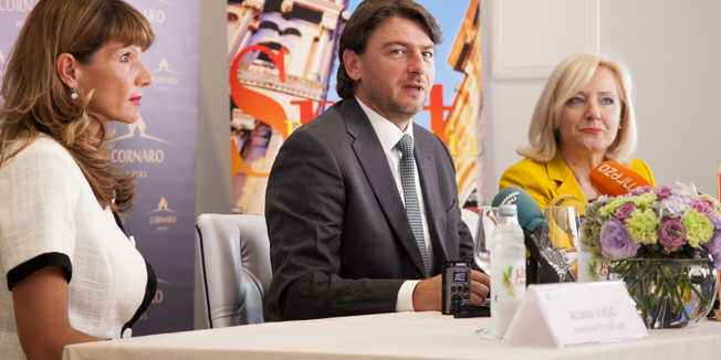 Split, 080814.Ministar turizma Darko Lorencin u Splitu prezentirao podatke o turistickom prometu Hrvatske u periodu sijecanj-srpanj 2014.Na fotografiji: Alijana Vuksic, Darko Lorencin, Aida Batarelo.Foto: Marijo Basic / CROPIX