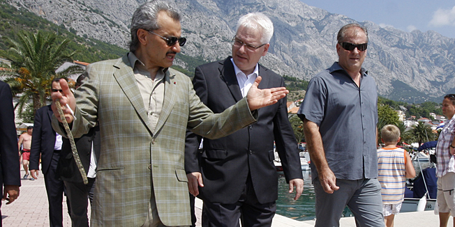 Makarska, 080714.Susret predsjednika RH Ive Josipovica i Nj.K.V. princa Waleeda bin Talala bin Abdul-Aziza Al Sauda u Baskoj Vodi kod Makarske gdje su prosetali rivom u pratnji nacelnika Joska Roscica(siva Kosulja) .Na fotografiji: Susret predsjednika Josipovica i princa Waleeda bin Talala.Foto: Ivo Ravlic / CROPIX