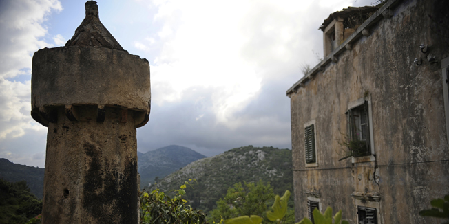 Lastovo, 270514.Otok Lastovo.Turisticke zanimljivosti i krajolici.Na fotografiji: detalj iz mjesta sa tradicionalnim lastovskim fumarom.Foto: Nikola Vilic / CROPIX