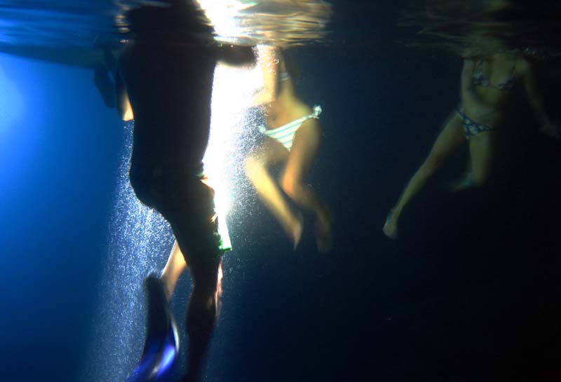 Vis, 090814.Zelena spilja na otocicu Ravniku u viskom akvatoriju. Iako manje razvikana od drugih okolnih spilja, Zelena svojim karakteristicnim snopom sunceva svjetla koje iz svodnog otvora prolazi sve do algama obraslog dna daje ovoj prirodnoj ljepoti pomalo mistican prizvuk. Povremeno se u spilji osim kupaca ronioca mogu susresti i kajakasi mali camci, a nerjetko u nju uplovljavaju i prave brodice pa nastaje mali kaos.Foto: Srdjan Vrancic / CROPIX