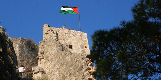 Omis, 090814.Splitski umjetnik Boris Situm postavio palestinsku zastavu na omisku tvrdjavu. Pretpostavlja se da je palestinska zastava dignuta u znak solidarnosti sa dogadjajima u Gazi.Foto: Boris Situm / CROPIX