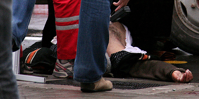 Karlovac, 251010.Nesto poslije 15h doslo je do obracuna roma na parkiralistu trgovackog centra Interspar u Karlovcu. Prema prvim informacijama nepoznata osoba pucala je po zelenom kamionu marke TAM u vlasnistvu romske obitelji.  Jedna je osoba smrtno stradala, vise je ozljedjenih. Na slici: ocevid je u tijeku.Foto: Mario Pusic / CROPIX