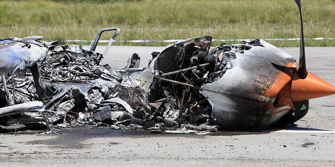 Grobnik, 160612.U 11 sati prilikom slijetanja na aerodrom Grobnik doslo je do zapaljenja aviona Cessna. U avionu su se nalazile 4 osobe (hrvatski drzavljani), nema poginulih, no nesluzbeno doznajemo kako ima ozlijedjenih. Slijedi ocevid.Na slici: detalj na mjestu nesrece.Foto: Tea Cimas / CROPIX