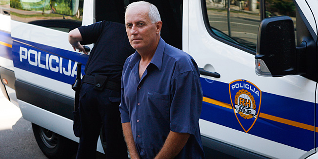 Osijek, 020813Privodjenje policajaca iz PU Vukovarsko-srijemske i PU Osjecko-baranjske osumnjicenih za mito. Na fotografiji: privodjenje Blaza Topalovica na Zupanijski sud.Foto: Emica Elvedji / CROPIX