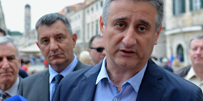 Dubrovnik, 240513.Izaslanstvo HDZ-a predvodjeno predsjednikom stranke Tomislavom Karamarkom u posjeti Dubrovniku.Na fotografiji: Tomislav Karamarko sa  celnim ljudima stranke na Stradunu.Foto: Tonci Plazibat / CROPIX