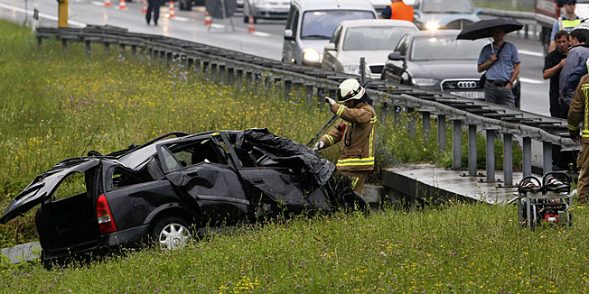 Zagreb, 080714.Autocesta A1 u smjeru Karlovca, 16 km iza skretanja za Zdencinu.Crna Opel Astra izletila je sa autoceste pri cemu su dvije osobe smrtno stradale.Foto: Ranko Suvar / CROPIX