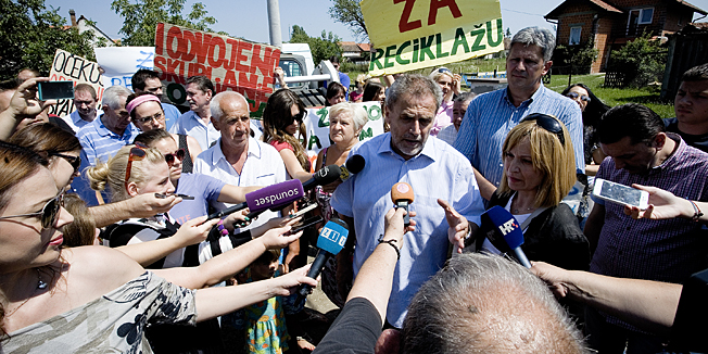 Zagreb, 180714.Gradjani Resnika su iskoristili svecani pocetak radova na vodovodnoj mrezi naselja Resnik kako bi gradonacelniku Milanu Bandicu iskazali nezadovoljstvo zbog prijedloga izgradnje spalionice pokraj njihova naselja.Foto: Sandra Simunovic / CROPIX
