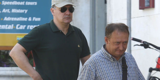 Hvar, 100814.Premijer Rh Zoran Milanovic prosetao je Hvarom i popio kavu sa gradonacelnikom Rinom Budrovicem.Foto: Damjan Tadic / CROPIX