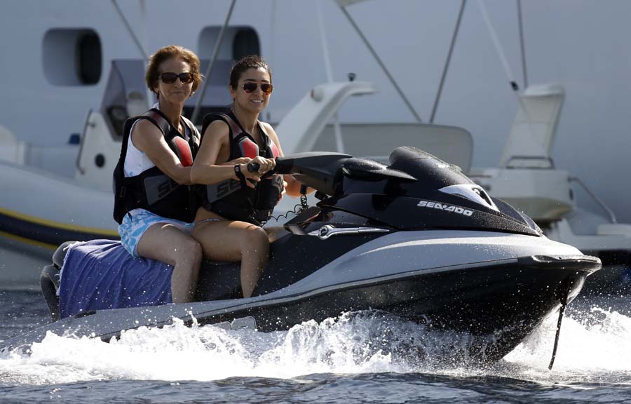 Hvar, 120814.Pakleni otoci.CEO Formule 1 Bernie Ecclestone uziva na Hvaru u drustvu prijatelja i supruge Fabiane Flosi koja se provozala na jetu.Foto: Damjan Tadic / CROPIX