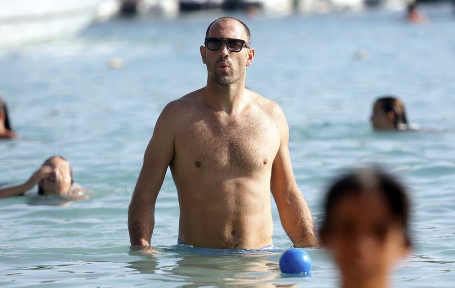 Hvar, 120814.Pakleni otoci, uvala Palmizana.Nogometni trener NK Hajduka Igor Tudor u drustvu prijatelja igra picigin.Foto: Damjan Tadic / CROPIX