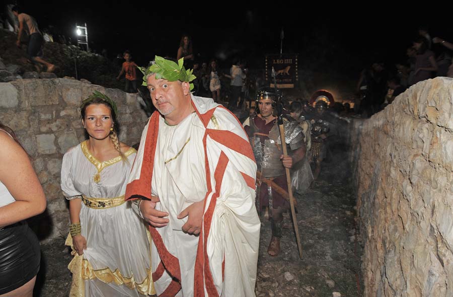 Ivosevci kod Kistanja, 130814.VIII. Burnumske Ide u rimskom amfiteatru Burnum u Ivosevcima uprizorenje rimskog nacina zivota, rimski sajam i borbe gladijatora na kojem su kao car Vespazijan nastupio Zlatan Zuhric Zuhra a kao njegova supruga Antonija Blace.Foto: Niksa Stipanicev / CROPIX