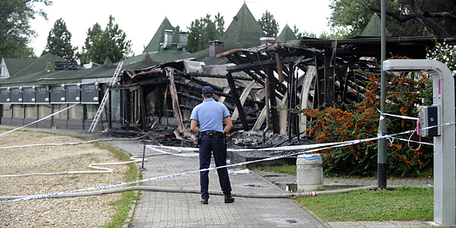 Zagreb, 200814.U nocnom klubu na zagrebackom Jarunu Ray grill club nocas oko 4 sata doslo je do pozara.Prema prvim informacijama pozar se s Ray grill cluba, u Ulici Matije Ljubeka bb, prosirio se i na dio krovista restorana Lido.U tijeku je policijski ocevid.Na fotografiji: policajci na mjestu pozara.Foto: Damir Krajac / CROPIX