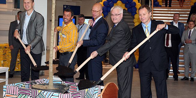 Zagreb, 210814.Prva robna kuca svedske Ikee u Hrvatskoj danas otvara svoja vrata za kupce, gotovo godinu dana nakon pocetka gradnje.Ukupna investicija u projekt robne kuce Ikea Zagreb iznosila je 750 milijuna kuna, a zaposleno je 350 djelatnika.Ikea Zagreb jedna je od najvecih robnih kuca u ovom dijelu Europe. Prostire se na 38 000 m2.Na fotografiji: simbolicna sadnja drveta prilikom otvaranja - potpredsjednik IKEA Grupe Martin Hansson, voditelj robne kuce IKEA Zagreb Georg Platzer, veleposlanik Kraljevine Svedske u RH Lars Schmidt, predsjednik RH Ivo Josipovic, glavni direktor IKEA Hrvatska Dragan Skalusevic.Foto: Davor Pongracic / CROPIX