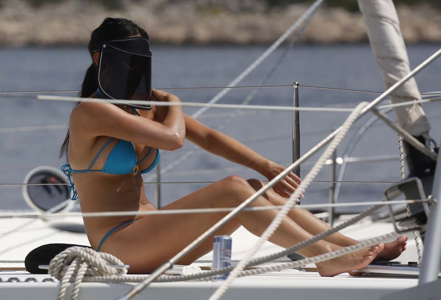 Hvar, 220814.Neobican nacin zastite od sunca zabiljezen na Palmizani.Foto: Damjan Tadic / CROPIX