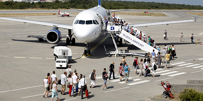 Omisalj, 090813.U Zracnoj luci Rijeka odrzan je radni sastanak zamjenika zupana Primorsko-goranskog Marka Borasa Mandica i direktora aerodroma Tomislava Palalica, a potom i press konferencija na kojoj su objavljeni aktualni prometni rezultati i daljnji planovi razvoja i upravljanja Zracnom lukom. Zracna luka Rijeka biljezi najveci rast u usporedbi s ostalim hrvatskim aerodromima, a u prvih je 7 mjeseci ove godine vec premasen ukupni lanjski promet od 72000 putnika. Foto: Tea Cimas / CROPIX