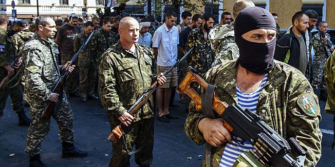 TOPSHOTSPro-Russian gunmen guard parade dozens of captured Ukrainian soldiers during a march  in mockery of the country's Independence Day celebrations  in the main separatist stronghold Donetsk on August 24, 2014.  AFP PHOTO / ALEXANDR OSINSKIY